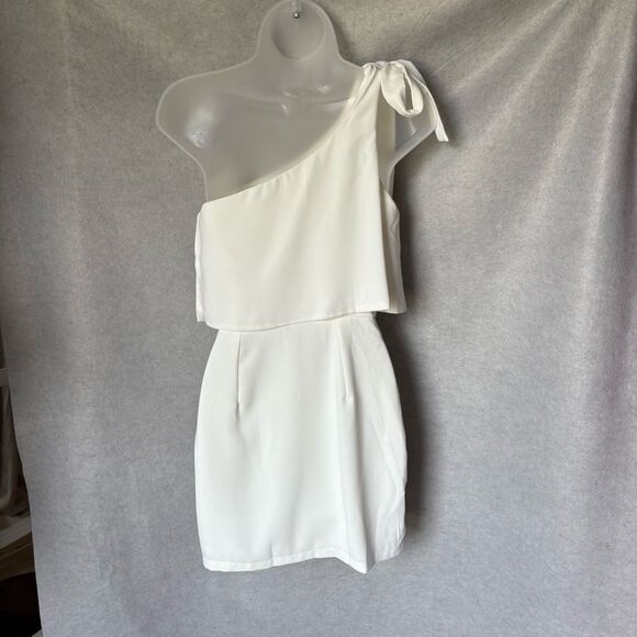Superdown Mini Dress Size XS White One Shoulder Bow Side Slit Chic Cocktail - Picture 4 of 7